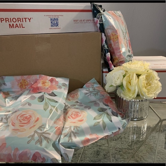 Welcome to my closet! ❤️ - Picture 2 of 3